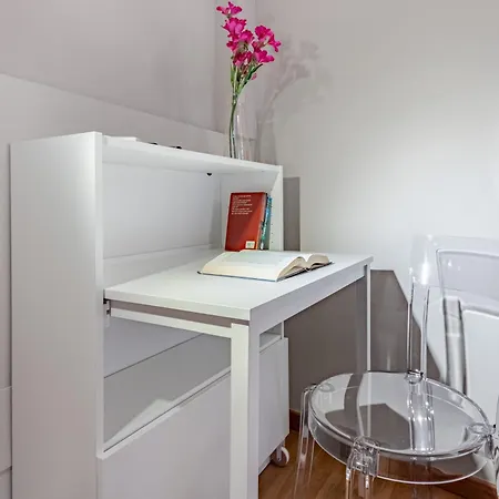 Hostly Arno Riverside Residence-10min From Tower 아파트